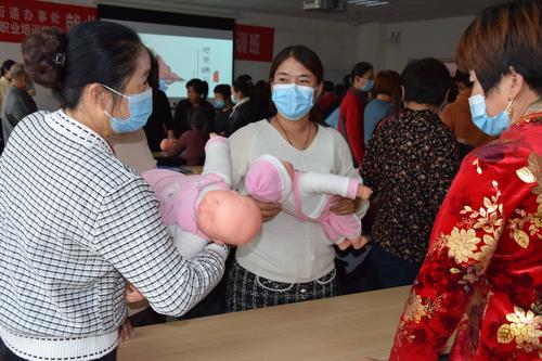 【西海岸新区《母婴生活护理员》培训开课!】